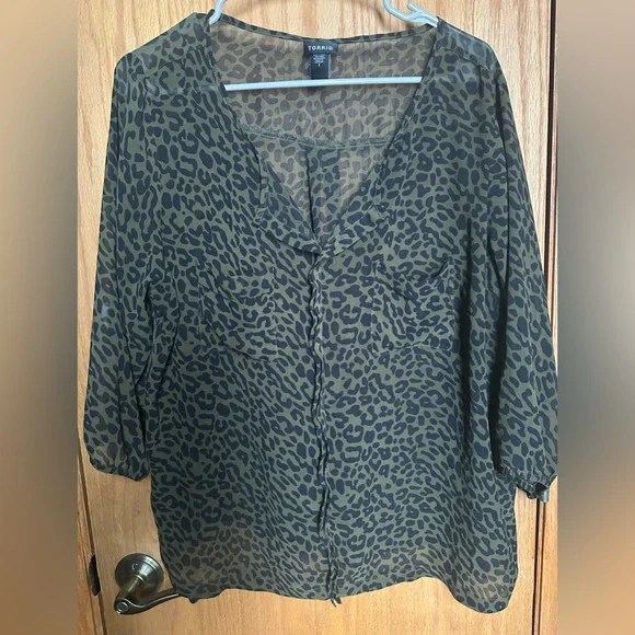 Torrid sheer Harper top green leopard print 3/4 sleeves Torrid sheer Harper top green leopard print 3/4 sleeves